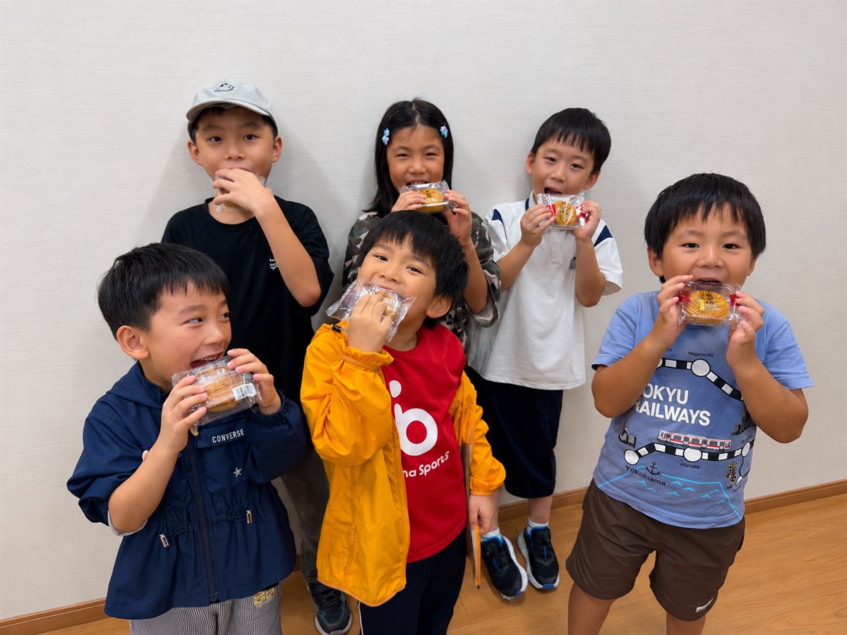 博文中文学校的孩子们分享中秋月饼