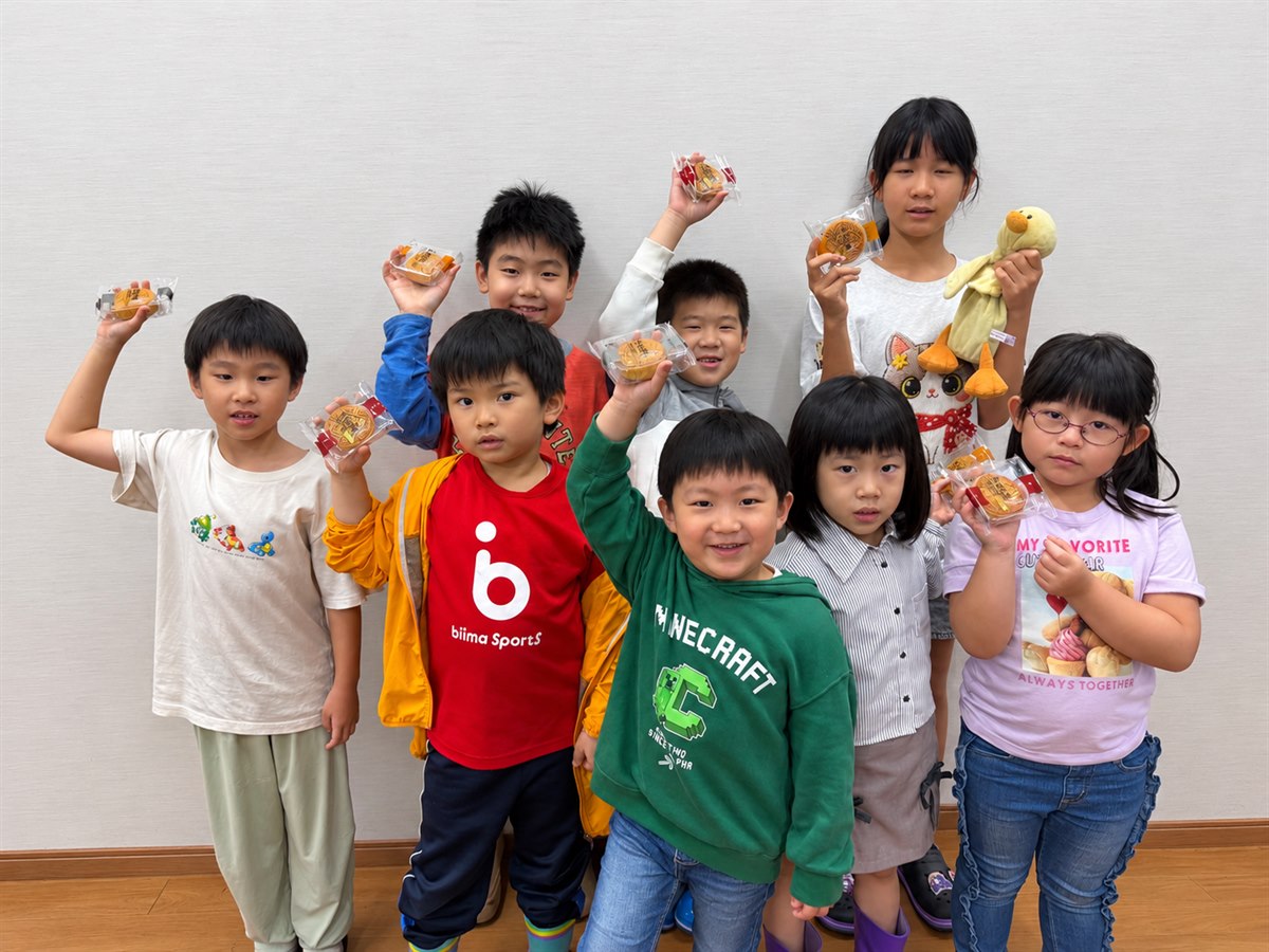博文中文学校学生展示中秋月饼