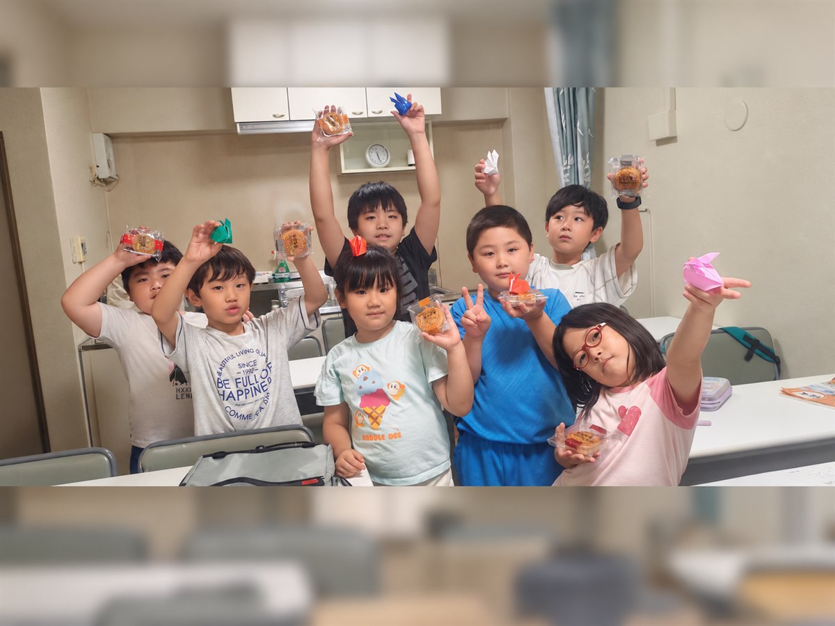 博文中文学校学生展示玉兔手工与月饼